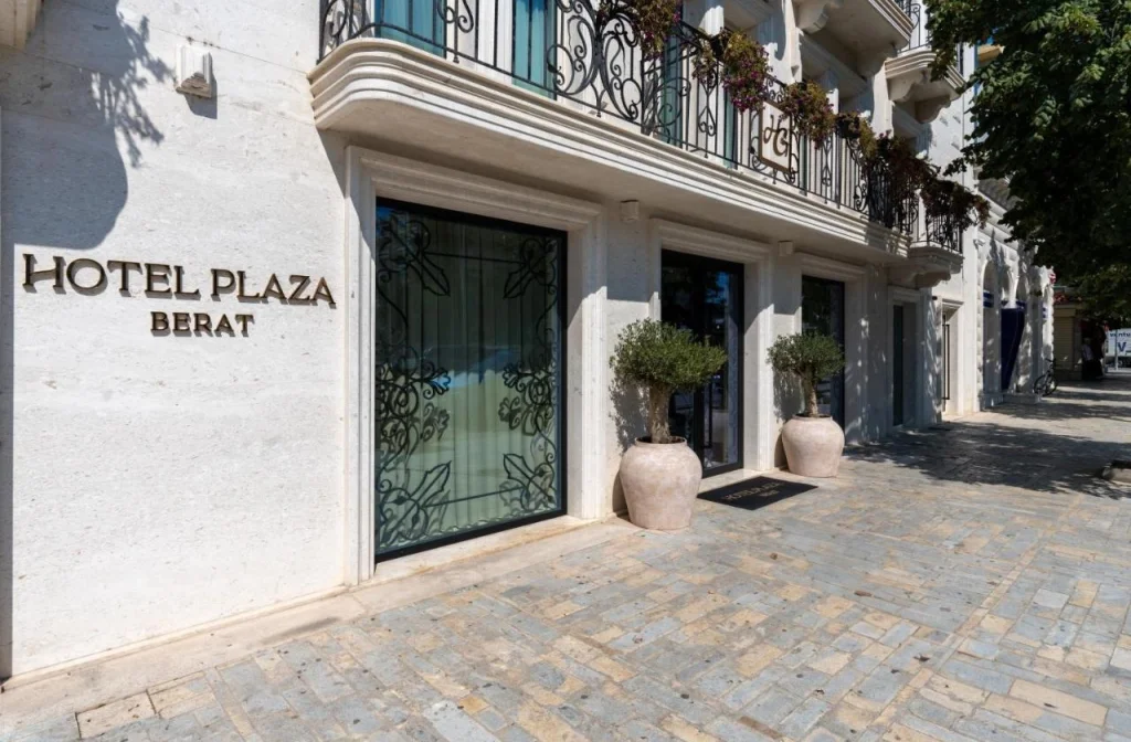 Hotel Plaza Berat Aussenansicht Eingang