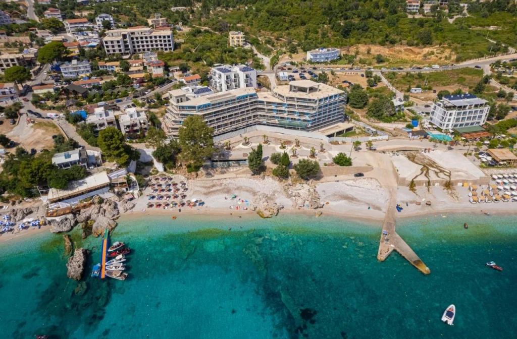 Hotel Patio Mare Dhermi Aussenansicht Strand Meer